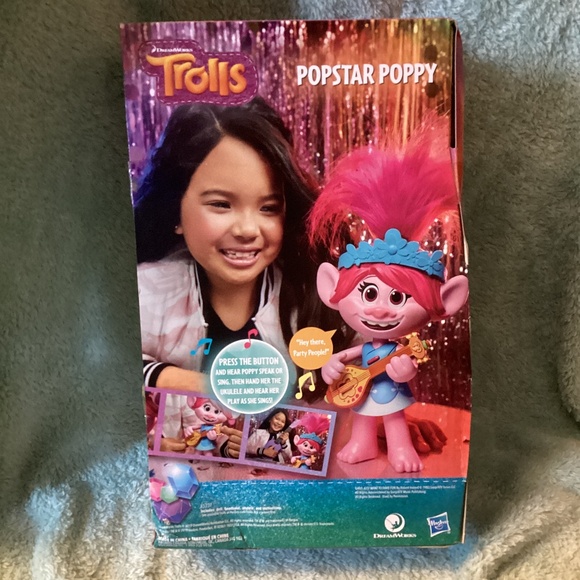 Hasbro Dreamworks Trolls singing ROCKSTAR POPPY with UKULELE - Picture 3 of 9